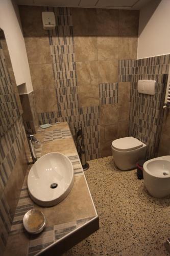 a bathroom with a sink and a toilet at Casa Dante in Vitorchiano
