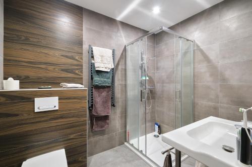 a bathroom with a shower and a sink at Apartament Gold 2 in Złotoryja