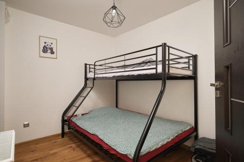 a bunk bed in a room with a bunk bedutenewayangering at Apartament Gold 2 in Złotoryja
