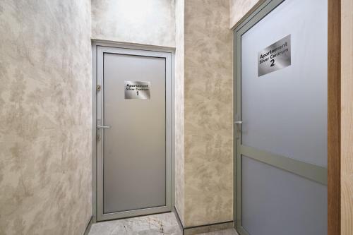 a corridor with a door in a room at Apartamenty Złotoryja Silver 2 in Złotoryja