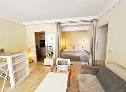 Rare in Cannes, quiet apartment for 4 people, garden, parking