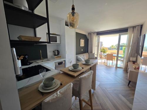 Cap Esterel Appart T2 Vue Mer Climatisé 4-5 personnes - Proche Plage et Commerces avec jardin, Parking gratuit, WiFi, 5 acces piscine -