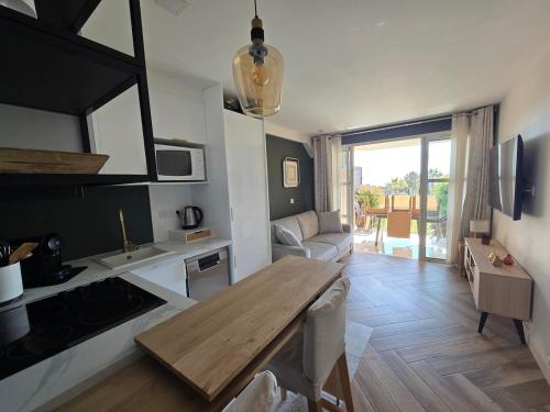 Cap Esterel Appart T2 Vue Mer Climatisé 4-5 personnes - Proche Plage et Commerces avec jardin, Parking gratuit, WiFi, 5 acces piscine -