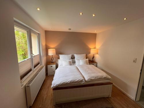 a bedroom with a bed with white sheets and a window at Güden Pearl Bhaven Deck 6 ,Exklusive große Wohnung,Hochwertige Ausstattung,Privatparkplatz & Carport,Großer Garten mit Gartenhaus,Langzeitaufenthalt in Bremerhaven