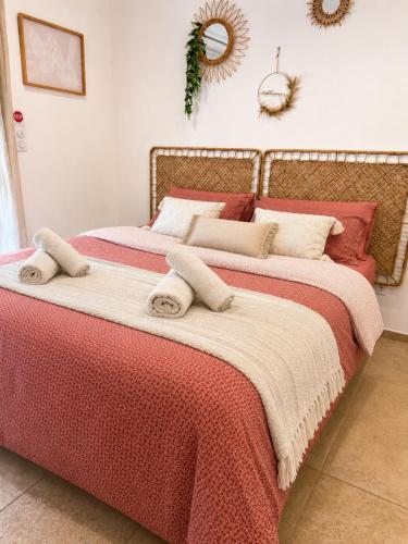 a bedroom with two beds with red and white blankets at LE TERRACOTTA COTE D'AZUR - Proche PLAGE - Terrasse & Confort - CLIM - Parking et Wifi Gratuit- OFFRE SPECIALE in Fréjus