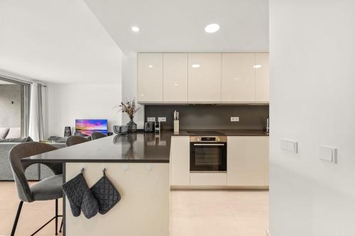 Spacious Garden Apartment With Balcony by Caseo