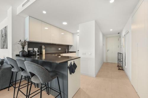 Spacious Garden Apartment With Balcony by Caseo