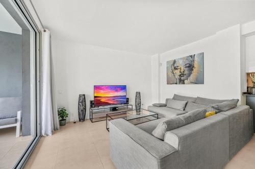 Spacious Garden Apartment With Balcony by Caseo