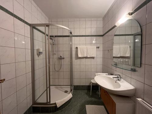 a bathroom with a shower and a sink at STIERSCHNEIDER'S Weinhotel Wachau & Wiazhaus in Spitz