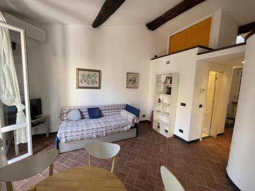 a living room with a bed and a table and chairs at luca in Vernazza