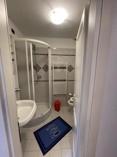 a bathroom with a tub and a sink and a toilet at luca in Vernazza