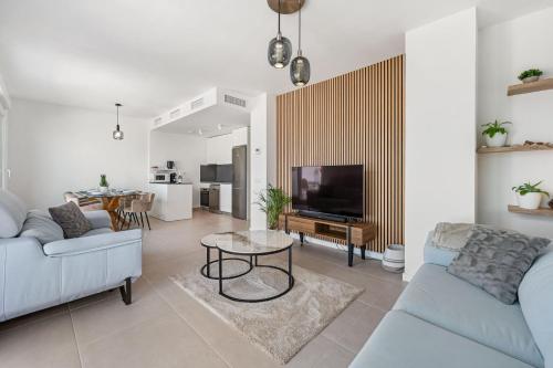 Bright Apartment with Private Terrace by Caseo