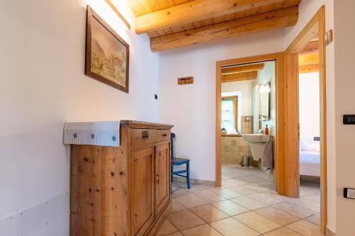 ein Zimmer mit einem Holzschrank und einem Badezimmer in der Unterkunft B&B Arlanch 8 in Vallarsa