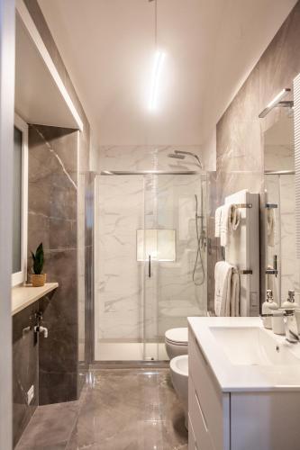 a bathroom with a shower and a toilet and a sink at Cerenea House BiancAntò in Isola del Liri