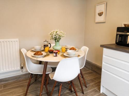 Lucy's Lodge- Most Stylish Apartment On Vibrant Bishy Road with Free Parking photo 14