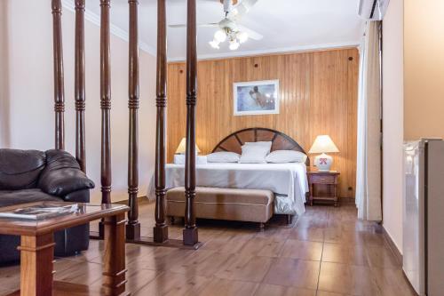 a bedroom with a bed and a couch at Paramanta Lifestyle Hotel in Asunción