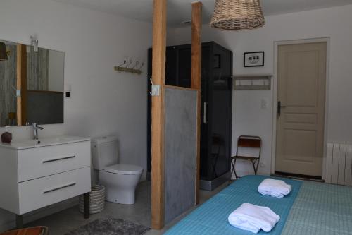 y baño con cama, lavabo y aseo. en La Bouchère 33, en Meuzac