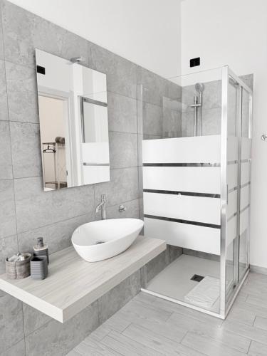 un bagno con lavandino e specchio di Climy a Sestu