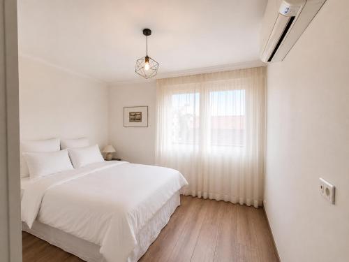 Heart of Nice, Beach 3min, 3 AC Units, Balcony with 4-Seater Dining!