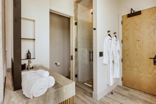 ein Badezimmer mit Waschbecken und Dusche in der Unterkunft Rivet House in Athens