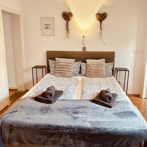 a bedroom with a bed with towels on it at Mainglück in Seligenstadt