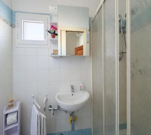 a bathroom with a sink and a shower at La stanza di Giuly in Porto Santo Stefano