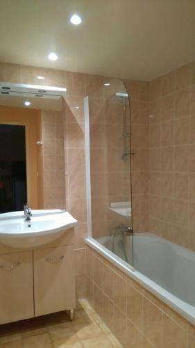 une salle de bain avec un lavabo, une douche et une baignoire dans l'établissement Gîte de Rouayras, à Nages