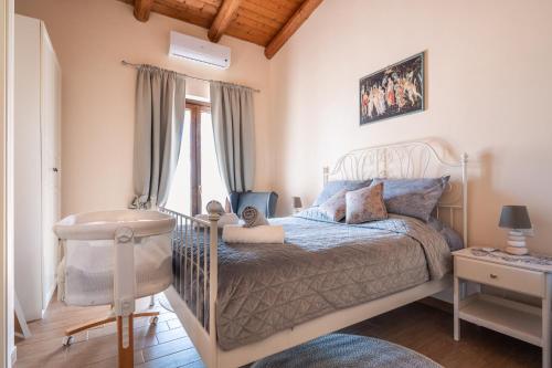 a bedroom with a bed with a crib at PinetoAlba Country House in Scerne