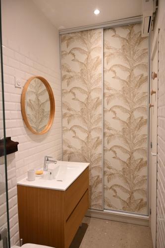a bathroom with a sink and a shower at Villa Toscane in Meyreuil