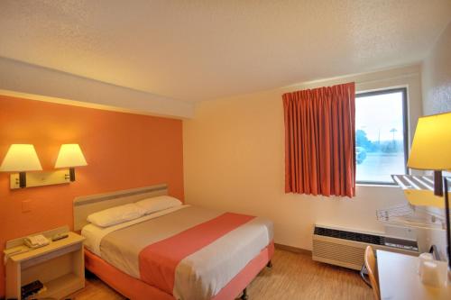 a hotel room with a bed and a window at Motel 6-Council Bluffs, IA - Omaha East in Council Bluffs