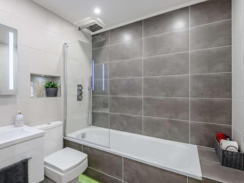 a bathroom with a toilet and a tub and a sink at 2 Bed in Lyndhurst oc-86768 in Lyndhurst