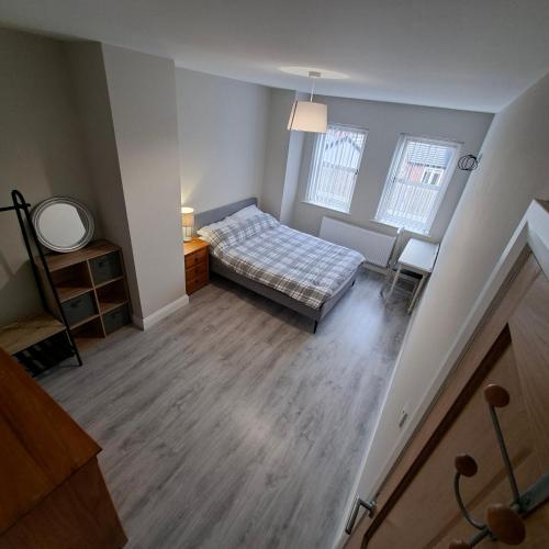 a small bedroom with a bed and a mirror at Semos in Strabane