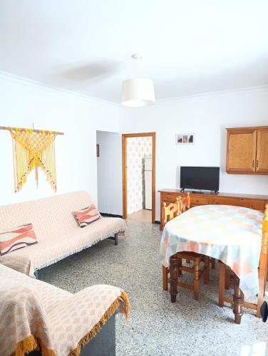 Centro y playa "Solo parejas o familias"