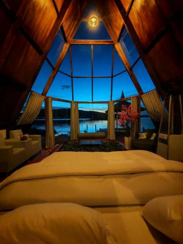 a large bedroom with a large window in a room at Titicaca Star Perú in Puno