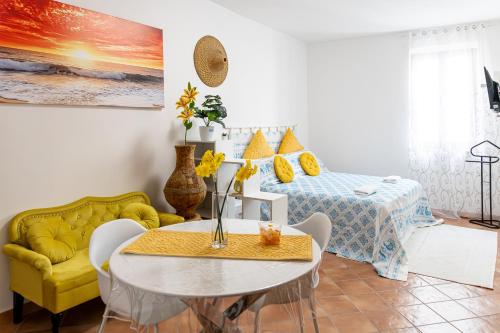 a living room with a table and a bed at Casa Rica in Alghero