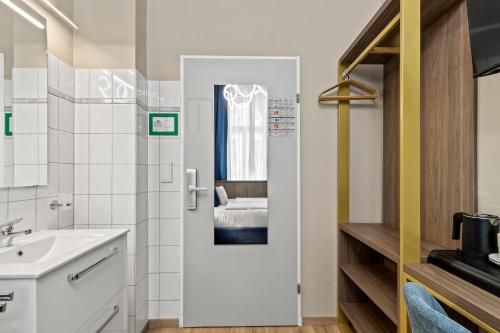 Odeon near Nestroyplatz with Self Check-in & Private External Bathroom