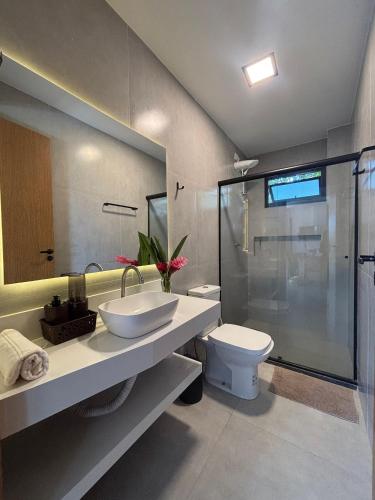 a bathroom with a sink and a toilet and a shower at Villa Visgo Itacaré in Itacaré