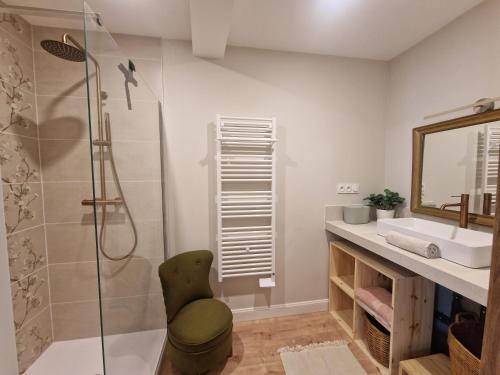a bathroom with a shower and a sink at Maison de Centre ville in Limoux