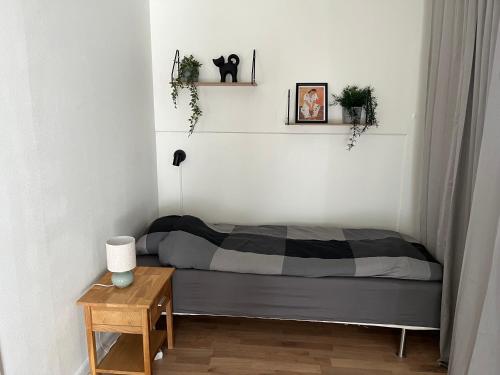 a small bedroom with a bed and a table at Trevlig lägenhet centralt i Kumla in Kumla