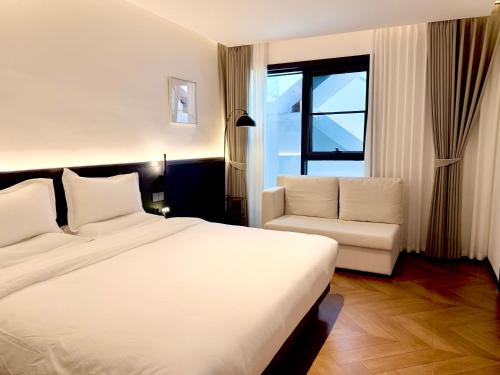 a hotel room with a bed and a chair at 璞宿清居民宿 in Xi'an