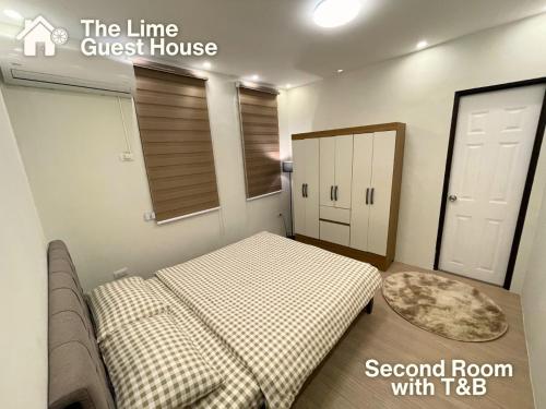a room with a bed in a guest house at The Lime Guesthouse in Angeles