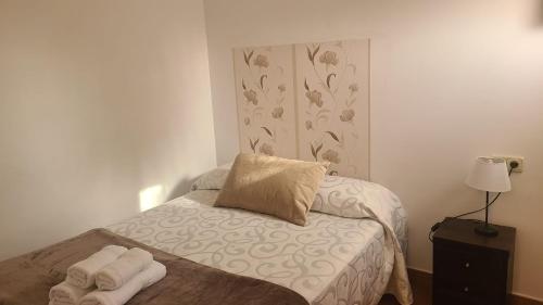 a small bedroom with a bed with towels on it at Vagón con sesión de Jacuzzi in Caravaca de la Cruz