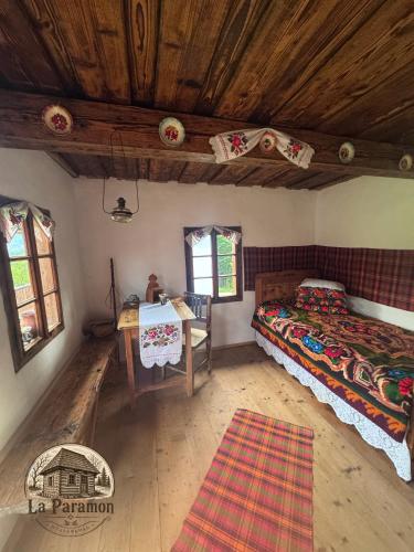 an overhead view of a bedroom with a bed and a table at La Paramon ! in Sângeorz-Băi