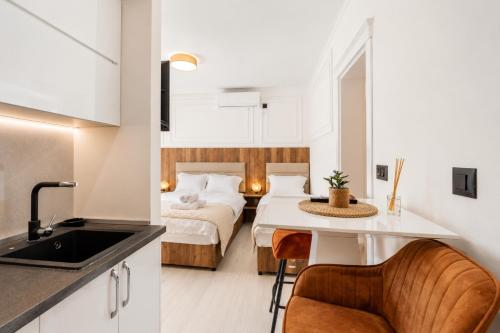 a kitchen and a bedroom with a bed in a room at Apartmani Centar in Igalo