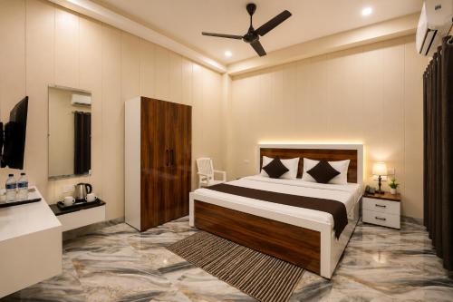 a bedroom with a large bed in a room at Shri Raghav Palace Hotel Ayodhya in Ayodhya