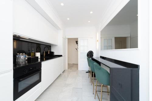 Deluxe Central Old Town Apartment