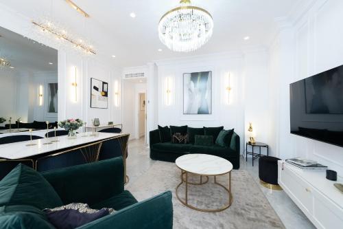 Deluxe Central Old Town Apartment