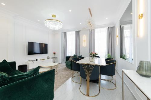 Deluxe Central Old Town Apartment