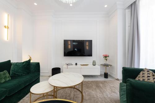 Deluxe Central Old Town Apartment