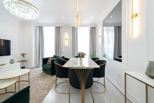 Deluxe Central Old Town Apartment